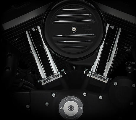 Sportster XL 883 Iron / Neues Bullet Hole Design:    Das Bullet Hole Design von Riemenabdeckung, Krümmer-Hitzeschild und Frontfender gehören bei dieser Motorradgattung dazu. Sie stammen aus der Zeit als Bobber-Fans noch in sämtliche Metallteile Löcher bohrten, um Gewicht zu sparen und um schneller auf und davon zu sein.
