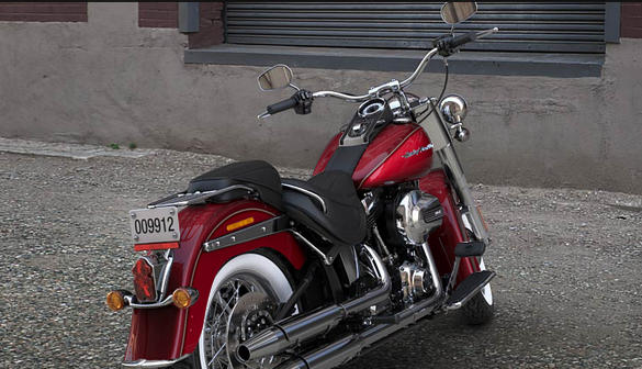Softail Deluxe Modell 2016 in Mysterious Red Sunglo & Velocity Red Sunglo