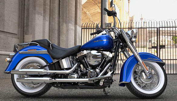 Softail Deluxe Modell 2016 in Superior Blue
