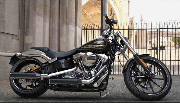 Softail Breakout Modell 2016 in Hard Candy Black Gold Flake
